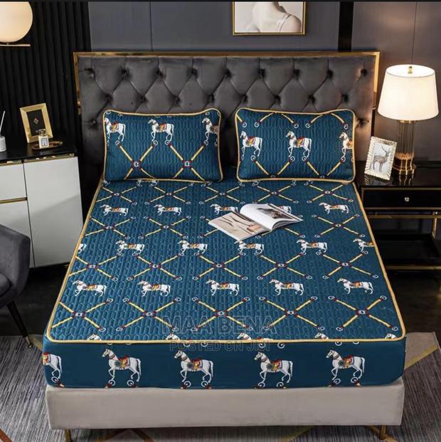 Waterproof Bedcover With Pillowcases · Photo 2