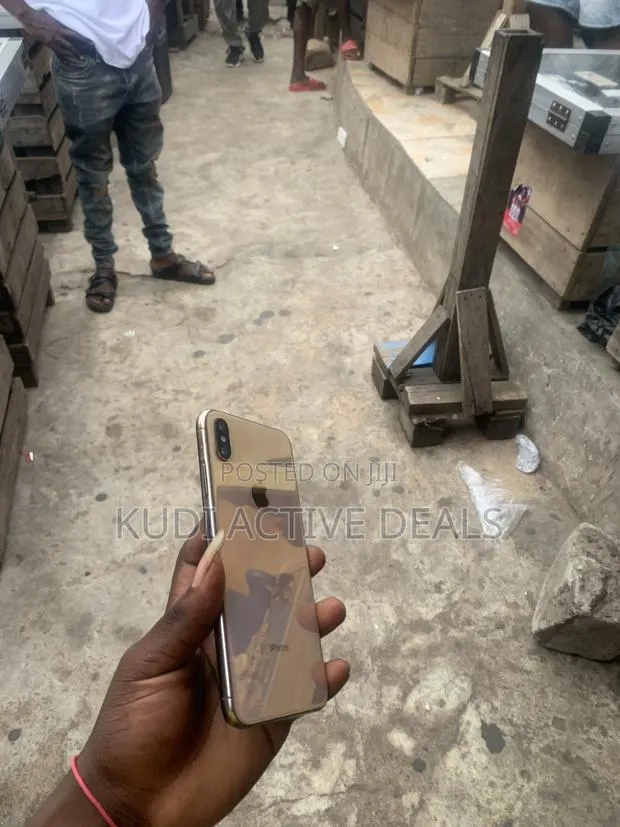 Apple iPhone XS Max 64 GB Gold · Photo 1