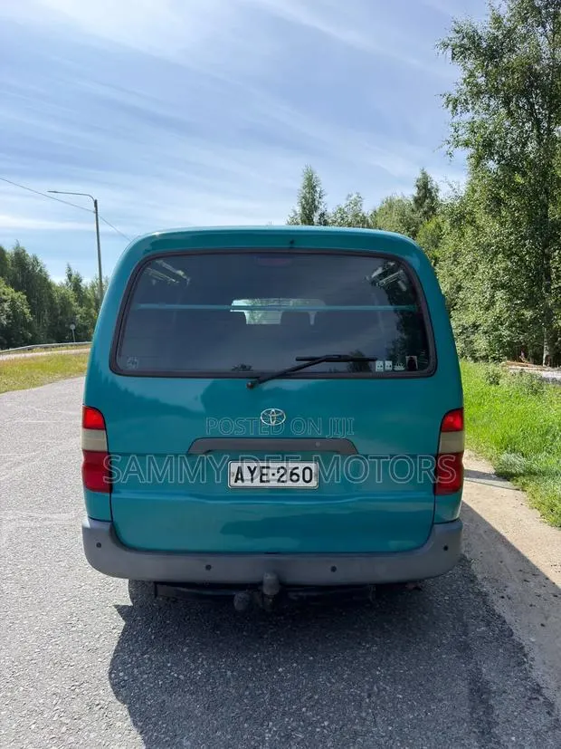 Toyota HiAce 1999 Green · Photo 1