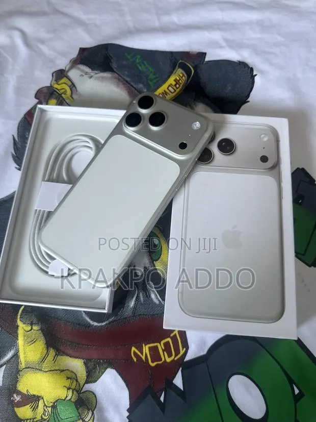 Apple iPhone 17 Pro Max 256 GB Silver · Photo 1