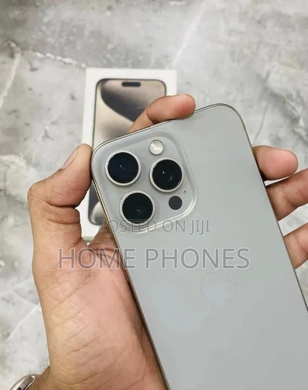 Apple iPhone 15 Pro Max 256 GB Silver · Photo 1