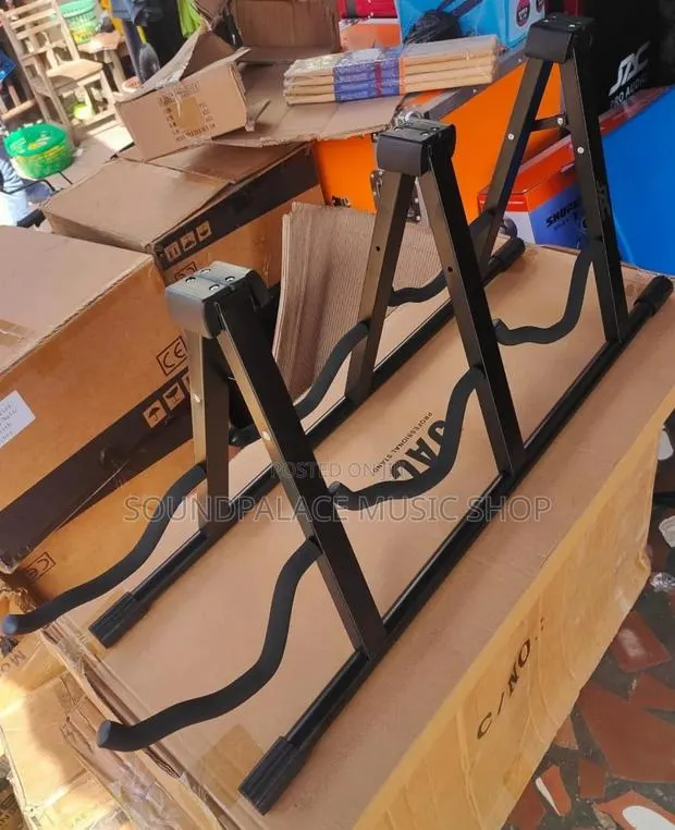 JAC Professional Triple Folding Guitar Stand · Photo 1