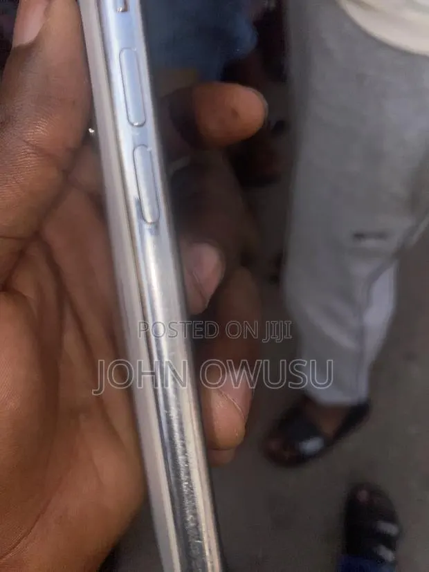 Apple iPhone 11 Pro 64 GB Gold · Photo 1