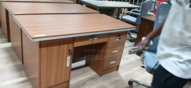 Durable Office Desk · Photo 1