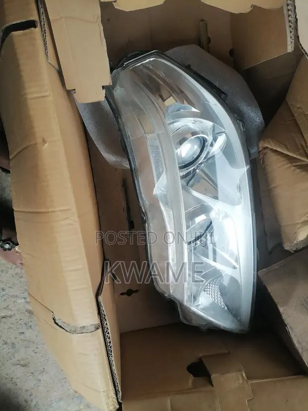 Suzuki Vitara 2015 Upwards Headlight (L) · Photo 1