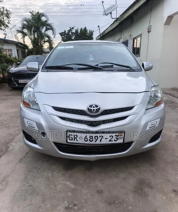 Toyota Belta 2010 Silver · Photo 1