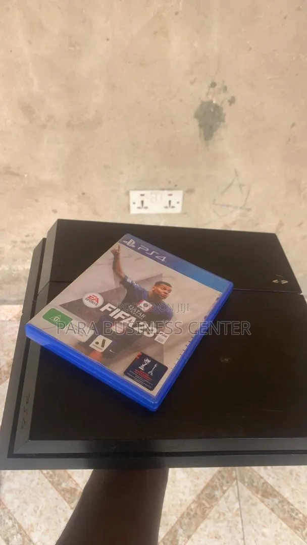 PS4 Standard With 3 Games and 2 Controllers · Photo 1