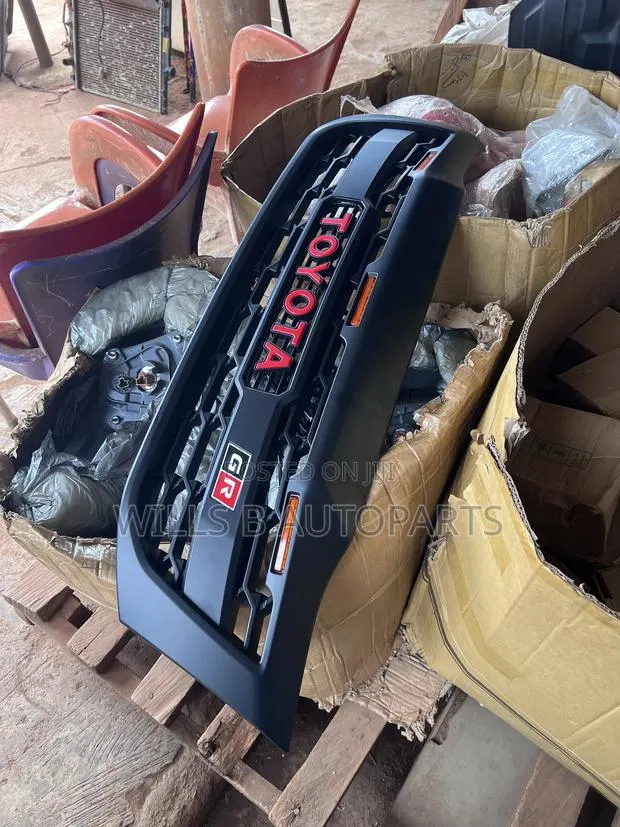 HILUX 2012-2014 Grille With Light · Photo 1