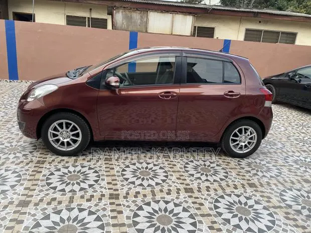 Toyota Vitz 2010 Burgundy · Photo 1