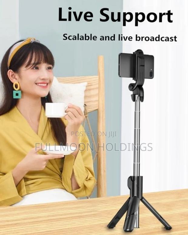 Wireless Bluetooth Selfie Stick - Black · Photo 2