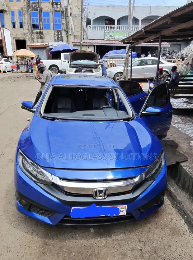 2017 Honda Civic Windscreen Available (Small Camera) · Photo 1