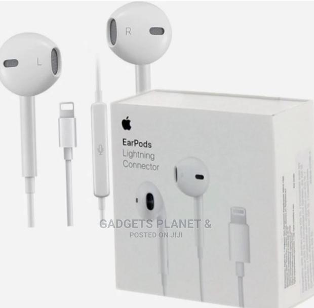 Apple Earpods With Lightning Connector · Photo 1