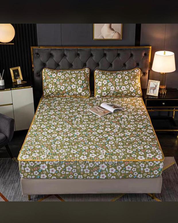 Waterproof Mattress Protector · Photo 1