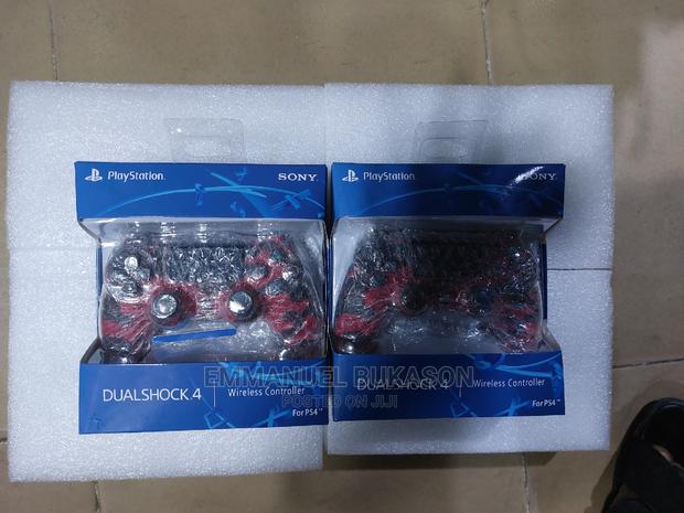 PS4 Game Controller · Photo 1
