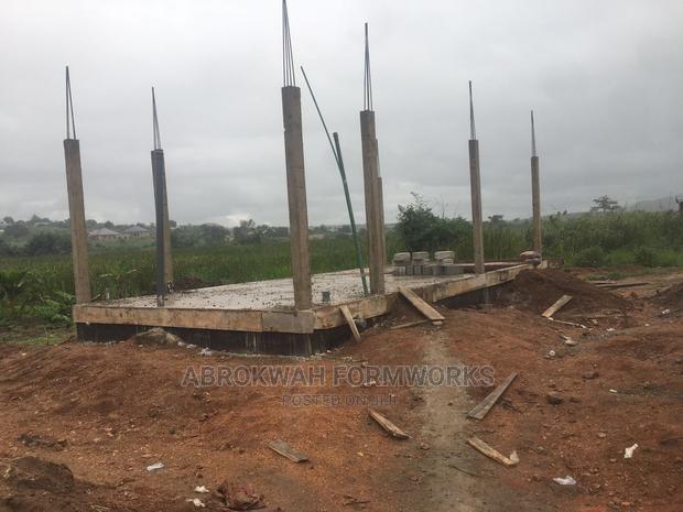 Columns/Yellow Boards /Pillars/Formwork · Photo 2