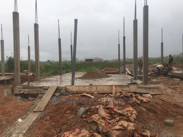 Columns/Yellow Boards /Pillars/Formwork · Photo 3