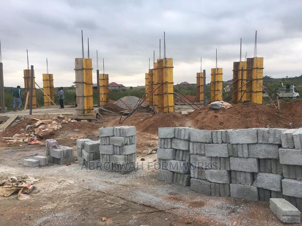 Columns/Yellow Boards /Pillars/Formwork · Photo 1