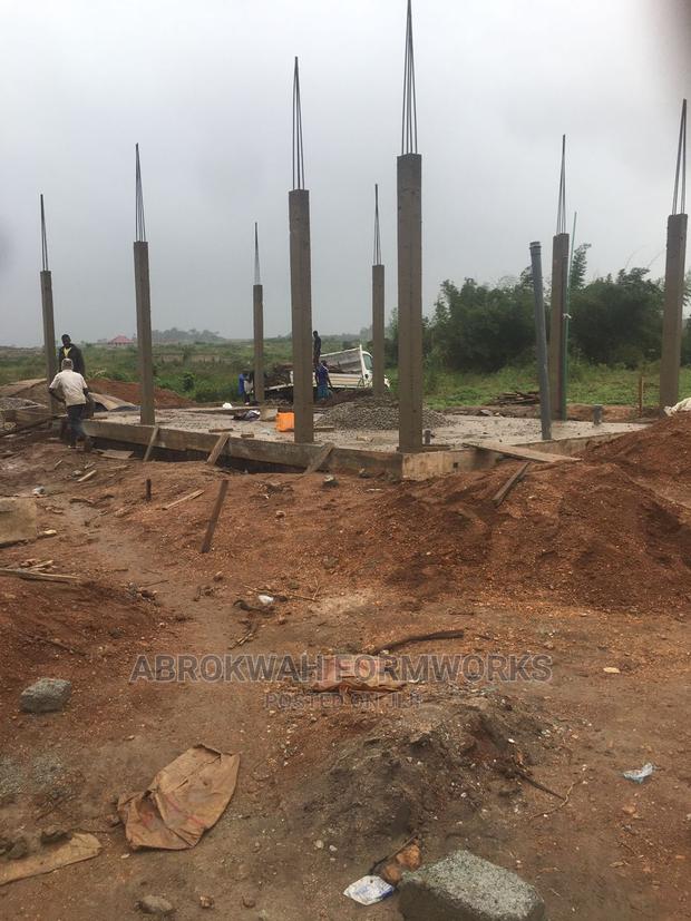 Columns/Yellow Boards /Pillars/Formwork · Photo 4
