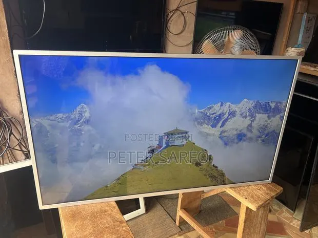 Philips Ultra HD Smart TV (49) · Photo 1