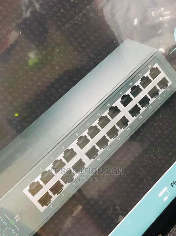 Tp-Link 24port 10/100 Switch · Photo 1