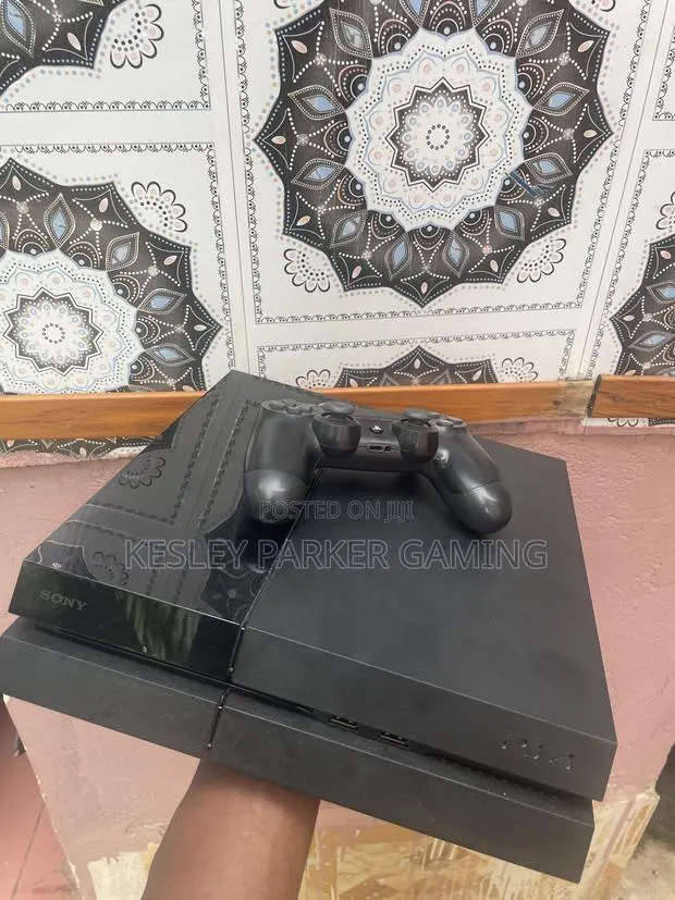 Ps4 Standard With 1 Controller and 9 Jailbreak Games · Photo 1