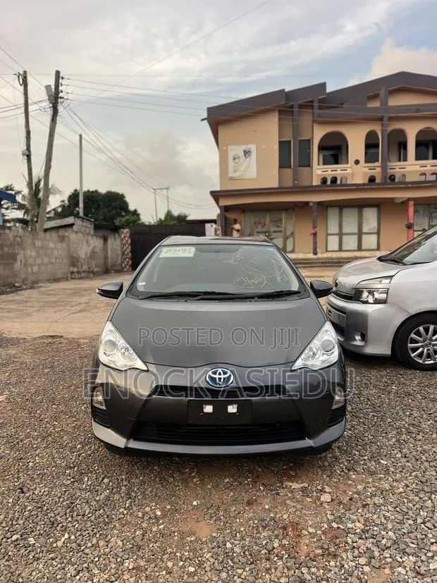 Toyota Aqua 2014 Gray · Photo 1