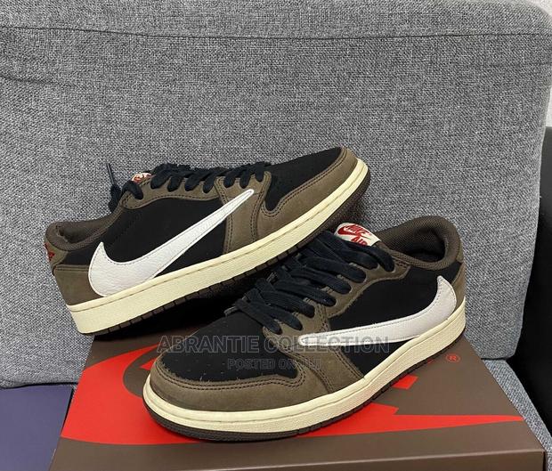 Travis Scott Air Jordan Low 1 · Photo 3