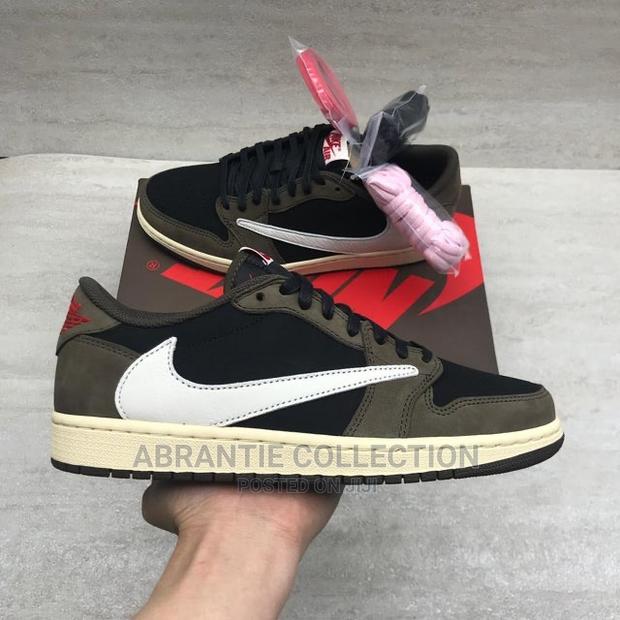 Travis Scott Air Jordan Low 1 · Photo 2