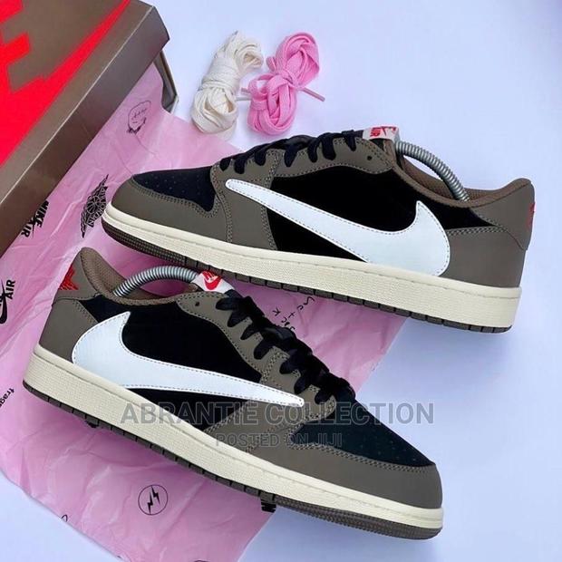 Travis Scott Air Jordan Low 1 · Photo 1