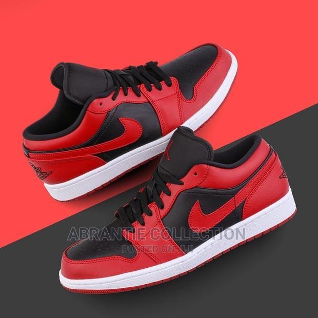 Air Jordan 1 Low Bred Reverse · Photo 2