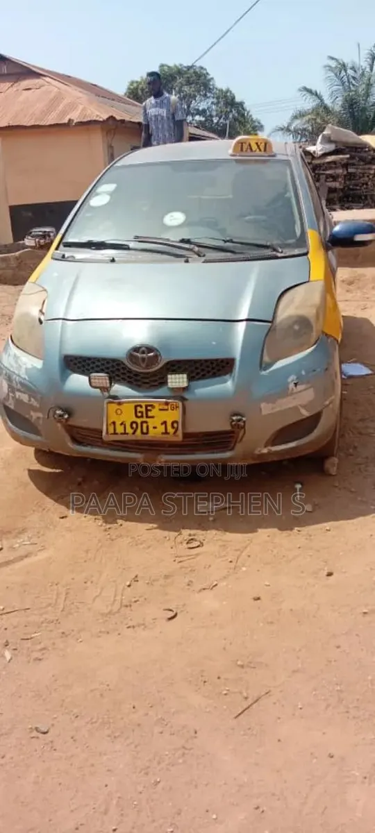 Toyota Vitz 2009 Silver · Photo 1