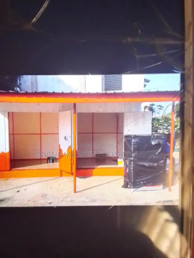 Container Shops at Lartebiokoshie, Accra · Photo 1