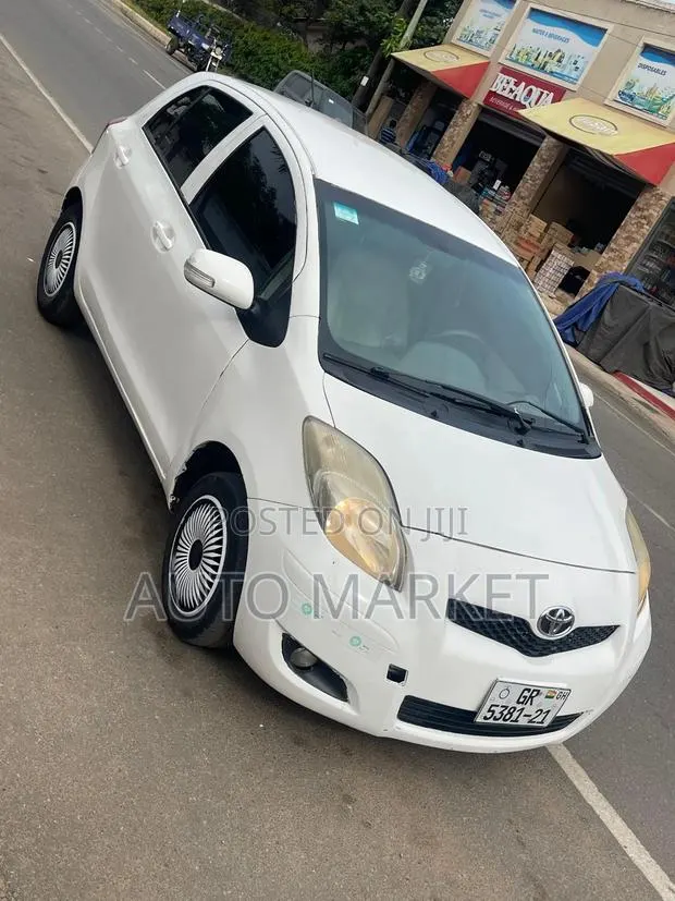Toyota Vitz 1.0 FWD 3dr 2009 White · Photo 1