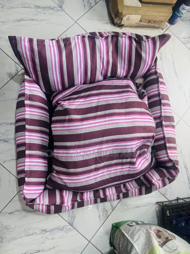 American Styled Quality Square Dog Bed · Photo 1