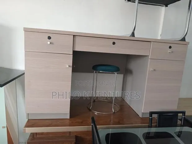 Gray Coloured Table · Photo 1