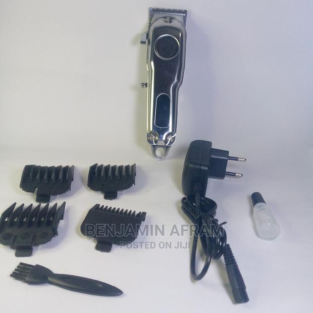 Rechargeable Digital Barbering Machine · Photo 5