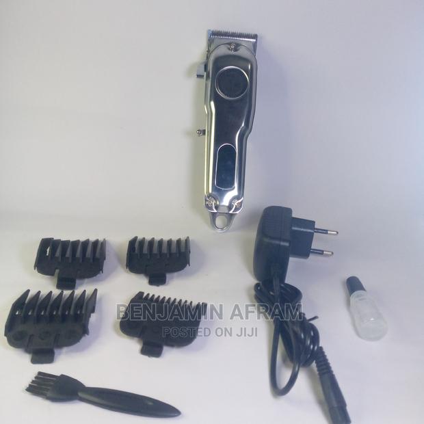 Rechargeable Digital Barbering Machine · Photo 3