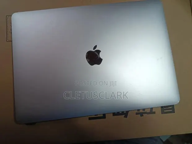 Original Macbook Pro 13” Display for Sale – 2016/2017 · Photo 1