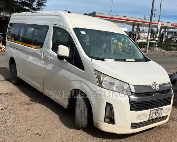 Toyota HiAce 2023 White · Photo 1