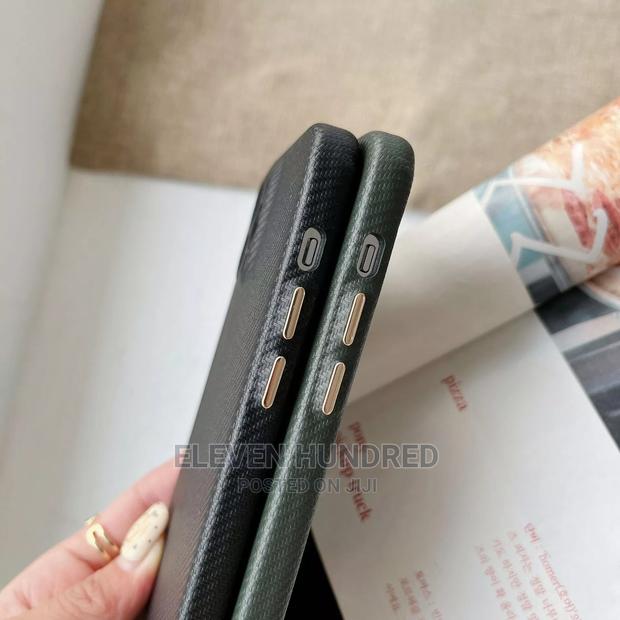 Apple iPhone 13 Pro Max Fabric Case · Photo 2
