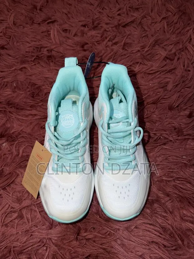 Unisex Sneaker · Photo 1