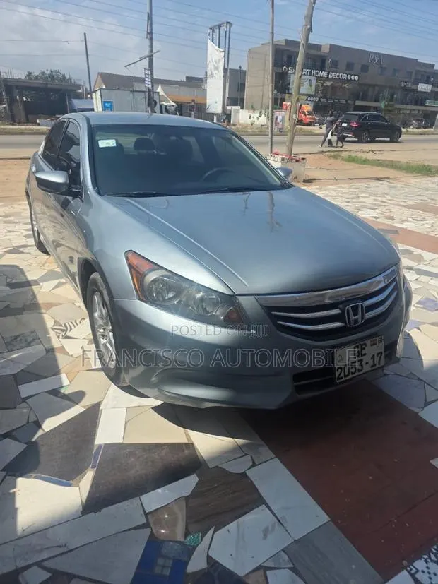 Honda Accord Sedan LX-P 2012 Silver · Photo 1