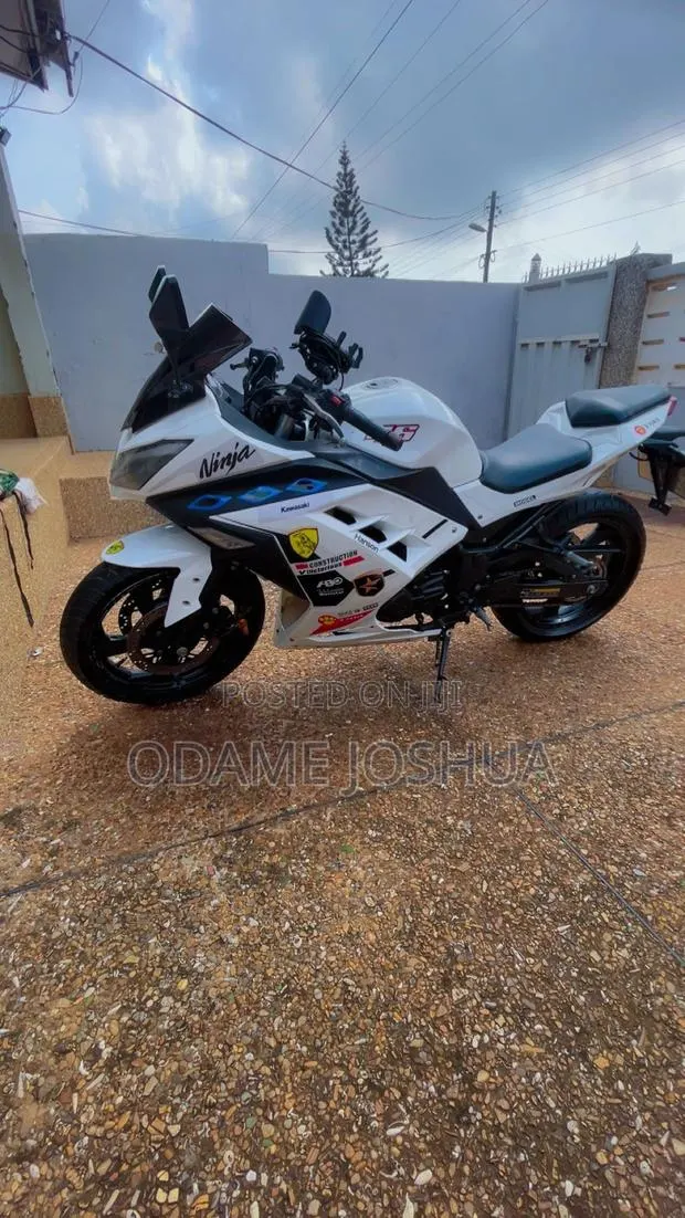 Motorcycle 2022 White · Photo 1