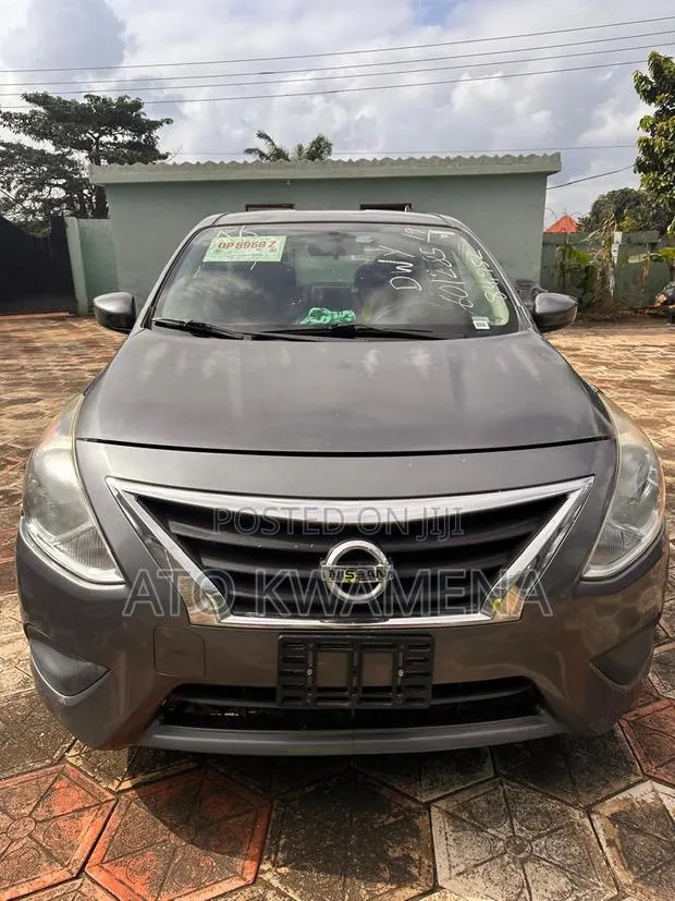 Nissan Versa 1.6 SV 2019 Silver · Photo 1