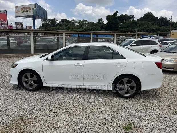 Toyota Camry SE 4dr Sedan w/Prod. End 11/13 (2.5L 4cyl 6A) 2014 White · Photo 1