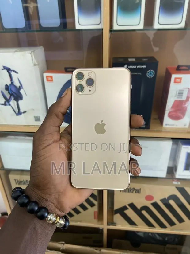 Apple iPhone 11 Pro Max 64 GB Yellow · Photo 1