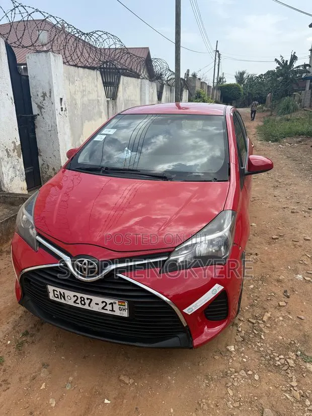 Toyota Yaris LE Hatchback 5dr 2015 Red · Photo 1