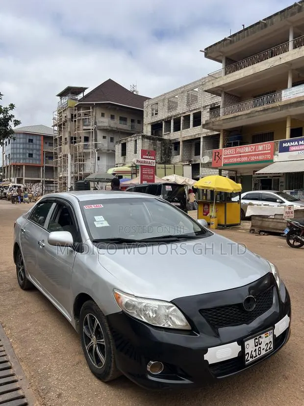 Toyota Corolla LE 4dr Sedan (1.8L 4cyl 4A) 2010 Silver · Photo 1