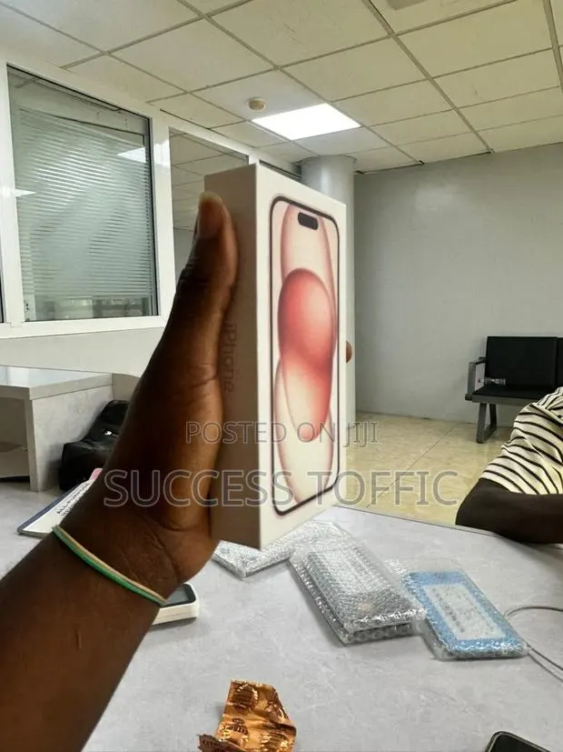 New Apple iPhone 15 128 GB Pink · Photo 1