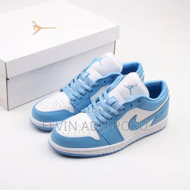 Nike Air Jordan 1 Low North Carolina University Blue · Photo 1